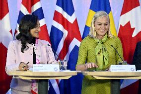 Pohjoismaiden ulkoministereiden ja Kanadan ulkoministerin tiedotustilaisuus