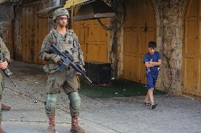 Israeli Army Escorts Settlers - Hebron