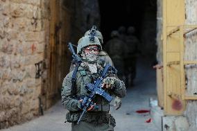 Israeli Army Escorts Settlers - Hebron