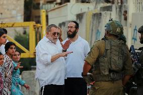 Israeli Army Escorts Settlers - Hebron