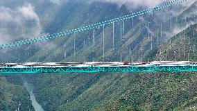 Huajiang Canyon Bridge Load Testing