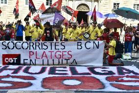 Barcelona Lifeguards Protest After 22-Day Strike - Spain