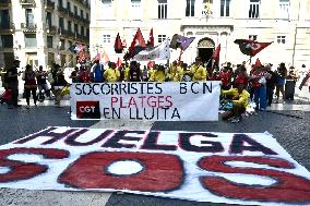 Barcelona Lifeguards Protest After 22-Day Strike - Spain