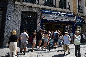 Christmas Lottery Buzz Early Buyers in Spain