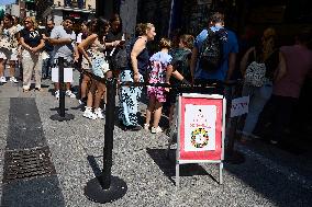 Christmas Lottery Buzz Early Buyers in Spain