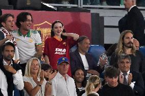 Damiano David with girlfriend Dove Cameron, the American actress Zoe Saldana with her director husband Marco Perego and her chil