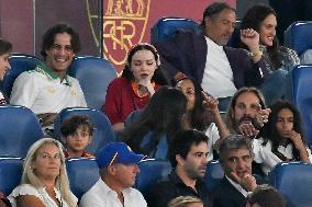 Damiano David with girlfriend Dove Cameron, the American actress Zoe Saldana with her director husband Marco Perego and her chil