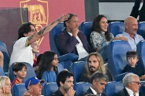 Damiano David with girlfriend Dove Cameron, the American actress Zoe Saldana with her director husband Marco Perego and her chil