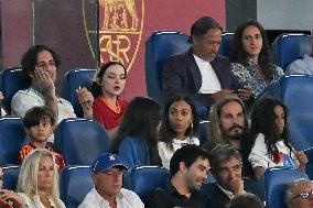 Damiano David with girlfriend Dove Cameron, the American actress Zoe Saldana with her director husband Marco Perego and her chil