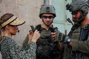 Israeli Army Checks Journalists in Hebron - Palestine