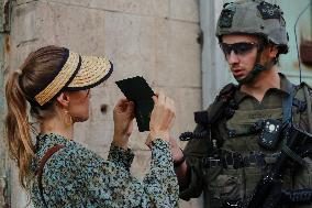 Israeli Army Checks Journalists in Hebron - Palestine
