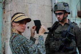 Israeli Army Checks Journalists in Hebron - Palestine