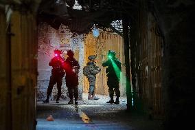 Israeli Army Checks Journalists in Hebron - Palestine
