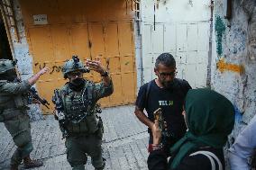 Israeli Army Checks Journalists in Hebron - Palestine