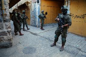 Israeli Army Checks Journalists in Hebron - Palestine