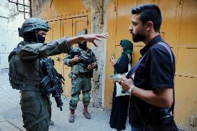 Israeli Army Checks Journalists in Hebron - Palestine