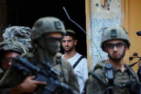 Israeli Army Checks Journalists in Hebron - Palestine