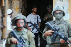 Israeli Army Checks Journalists in Hebron - Palestine