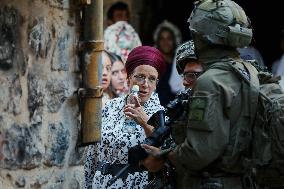 Israeli Army Checks Journalists in Hebron - Palestine