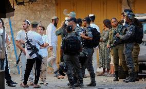 Israeli Army Checks Journalists in Hebron - Palestine