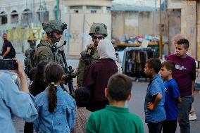 Israeli Army Checks Journalists in Hebron - Palestine