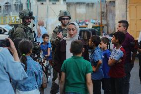 Israeli Army Checks Journalists in Hebron - Palestine