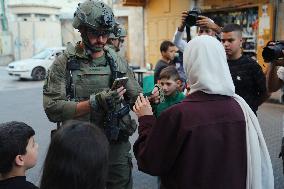 Israeli Army Checks Journalists in Hebron - Palestine