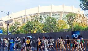 Chinese Teenagers Chasing Stars Phenomenon