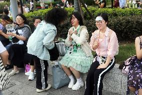 Chinese Teenagers Chasing Stars Phenomenon