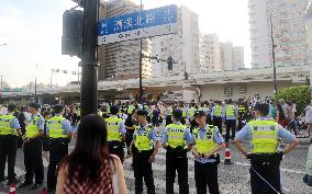 Chinese Teenagers Chasing Stars Phenomenon