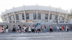 Chinese Teenagers Chasing Stars Phenomenon