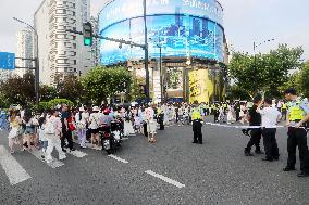 Chinese Teenagers Chasing Stars Phenomenon