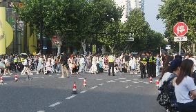 Chinese Teenagers Chasing Stars Phenomenon