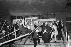 Confrontation among leftist Japanese students in 1960s