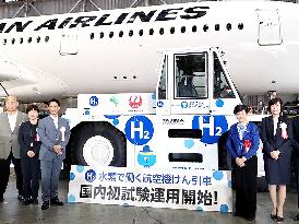 JAL adopts hydrogen-powered airport tractor