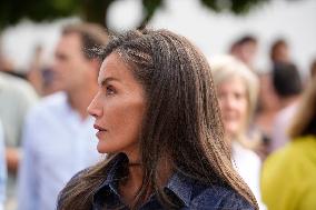 King and Queen Visit Fire-Damaged Caceres Villages