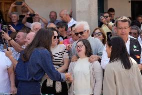 King and Queen Visit Fire-Damaged Caceres Villages