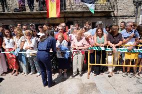 King and Queen Visit Fire-Damaged Caceres Villages