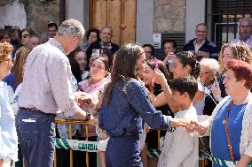 King and Queen Visit Fire-Damaged Caceres Villages