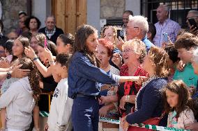 King and Queen Visit Fire-Damaged Caceres Villages