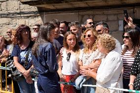 King and Queen Visit Fire-Damaged Caceres Villages