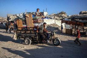 Palestinians Fleeing to South Gaza Strip