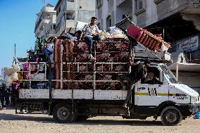 Palestinians Fleeing to South Gaza Strip