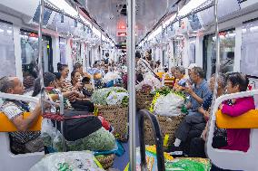 Vegetable Farmers Take Metro to Sell Vegetables in Chongqing