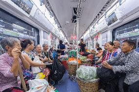 Vegetable Farmers Take Metro to Sell Vegetables in Chongqing