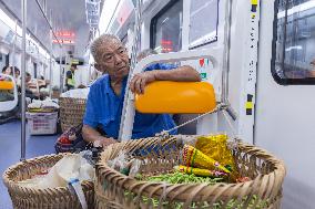 Vegetable Farmers Take Metro to Sell Vegetables in Chongqing