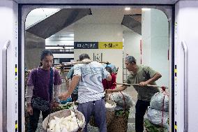 Vegetable Farmers Take Metro to Sell Vegetables in Chongqing