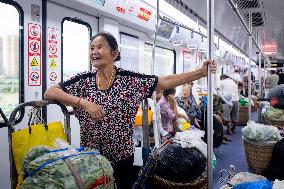Vegetable Farmers Take Metro to Sell Vegetables in Chongqing