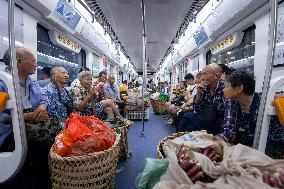 Vegetable Farmers Take Metro to Sell Vegetables in Chongqing
