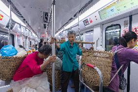 Vegetable Farmers Take Metro to Sell Vegetables in Chongqing